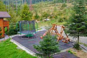 na sdílené části pozemku se nachází dětské hřiště s trampolínou (Ø 3 m), houpačka, houpací lavice a skluzavka