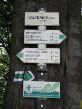 V okolí chaty Valteřice vedou turistické stezky