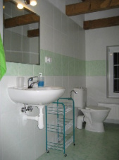 V domě se nachází 5 koupelen se sprchovým koutem, WC a umyvadlem