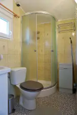 zahradní chatka: koupelna se sprchovým koutem, WC a umyvadlem