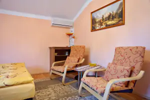 chata: ložnice s dvojlůžkem, TV a klimatizací