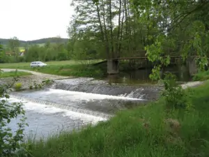 Jez na řece Volyňce je od chalupy vzdálen cca. 600 m